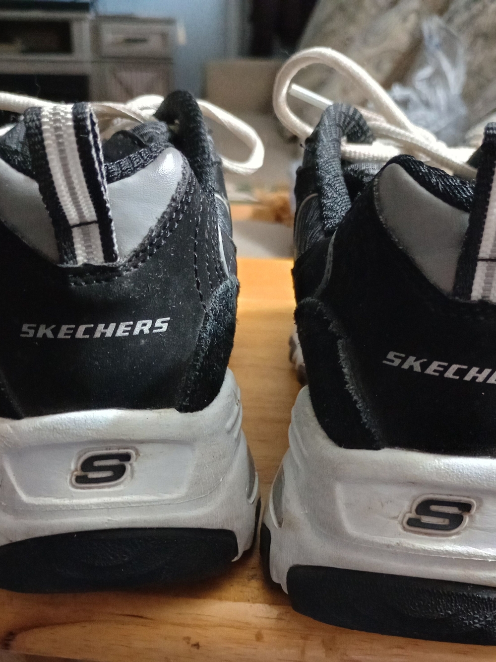 Skechers Black and White Women's Casual Walking Sneakers Size (8) - Picture 5 of 5